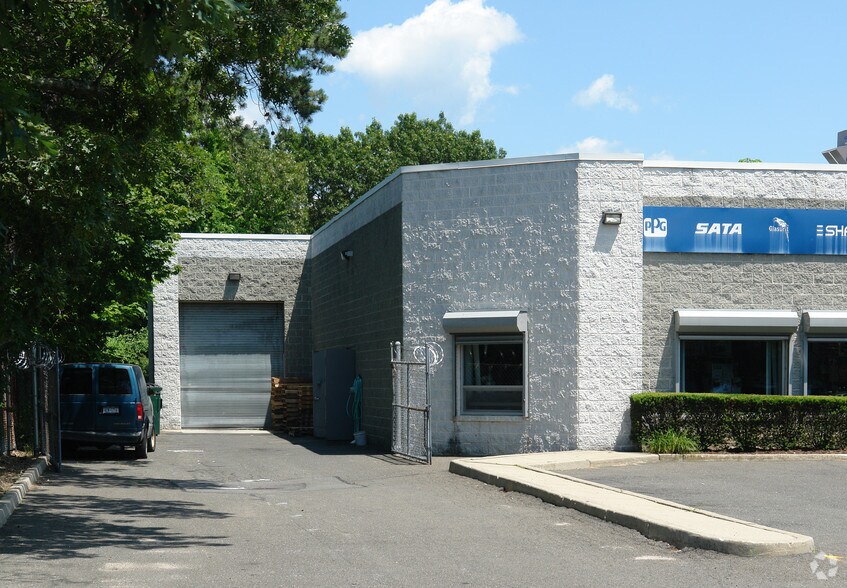More Photos Of 1453 N Clinton Ave, Bay Shore Warehouse For Lease