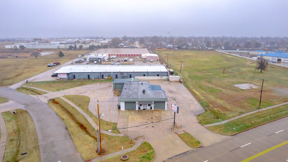 More Photos Of 401 S Ranchwood Blvd, Yukon Flex For Sale