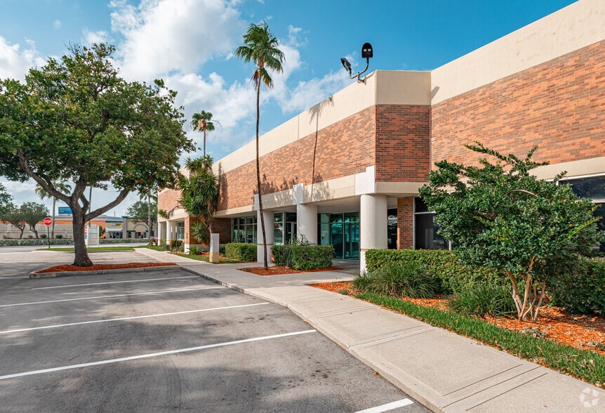 More Photos Of 1 Oakwood Blvd, Hollywood Unknown For Lease