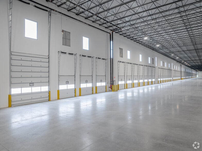 More Photos Of 542 SE Loop 410, San Antonio Warehouse For Lease