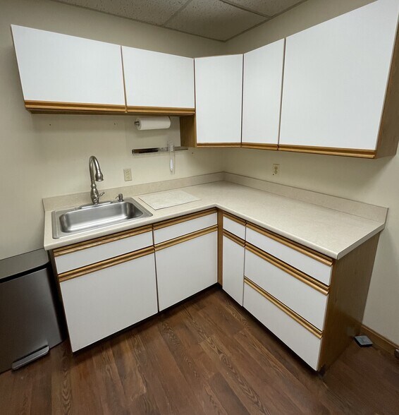 More Photos Of 48 E Silver St, Westfield Medical For Sale