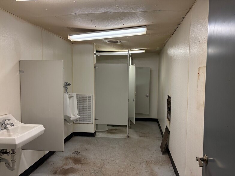 More Photos Of 405 John Ave, Superior Auto Repair For Lease