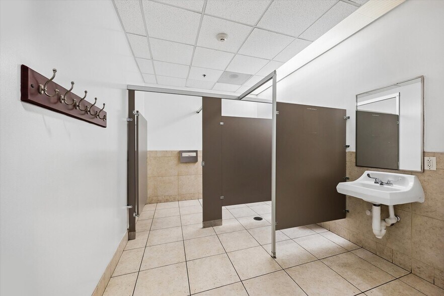 More Photos Of 4450 E Sam Houston Pky S, Pasadena General Retail For Lease
