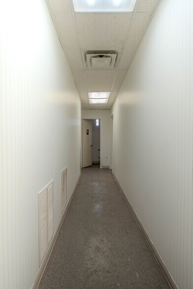 More Photos Of 670 E Calhoun St, Woodstock Flex For Lease