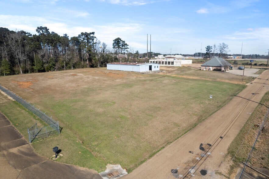 More Photos Of 1410 Apache Dr, Mccomb Freestanding For Lease