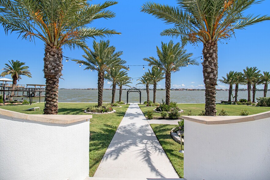 More Photos Of 3901 Nasa Pky, El Lago Lodge Meeting Hall For Sale