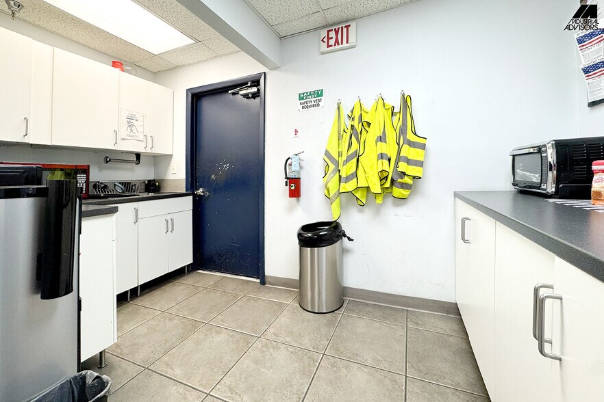 More Photos Of 1361-1363 NW 155th Dr, Miami Warehouse For Lease