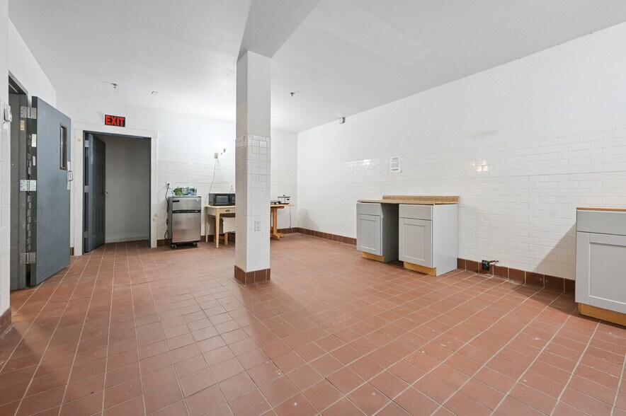 More Photos Of 56 Main St, Stamford Hotel For Sale