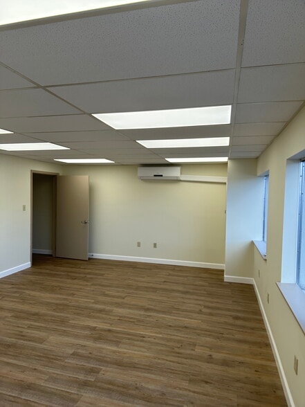 More Photos Of 2100-2122 W Central Blvd, Orlando Distribution For Lease