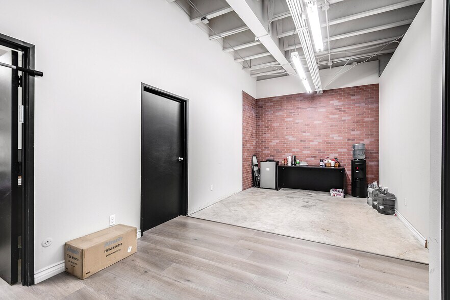 More Photos Of 6746 Valjean Ave, Van Nuys Loft Creative Space For Sale