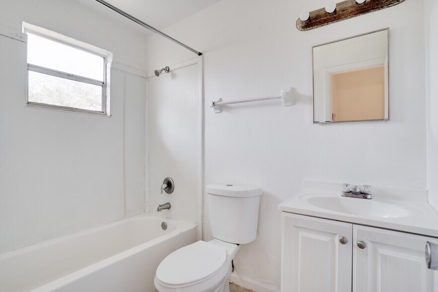 More Photos Of 1947 Ricardo Ave, Fort Myers Apartments For Sale