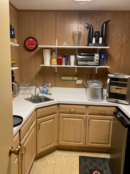 More Photos Of 18511 Torrence, Lansing Medical For Sale