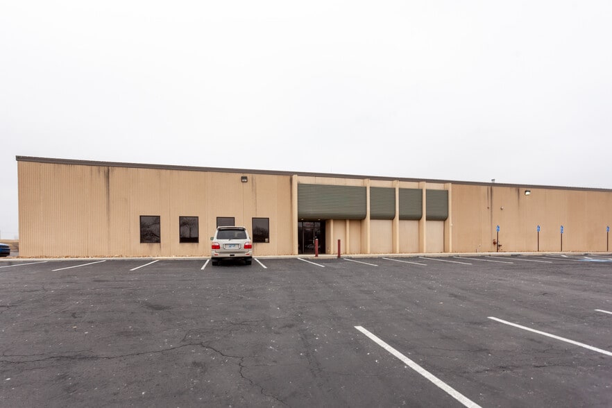 More Photos Of 1211 W Cambridge Circle Dr, Kansas City Warehouse For Lease