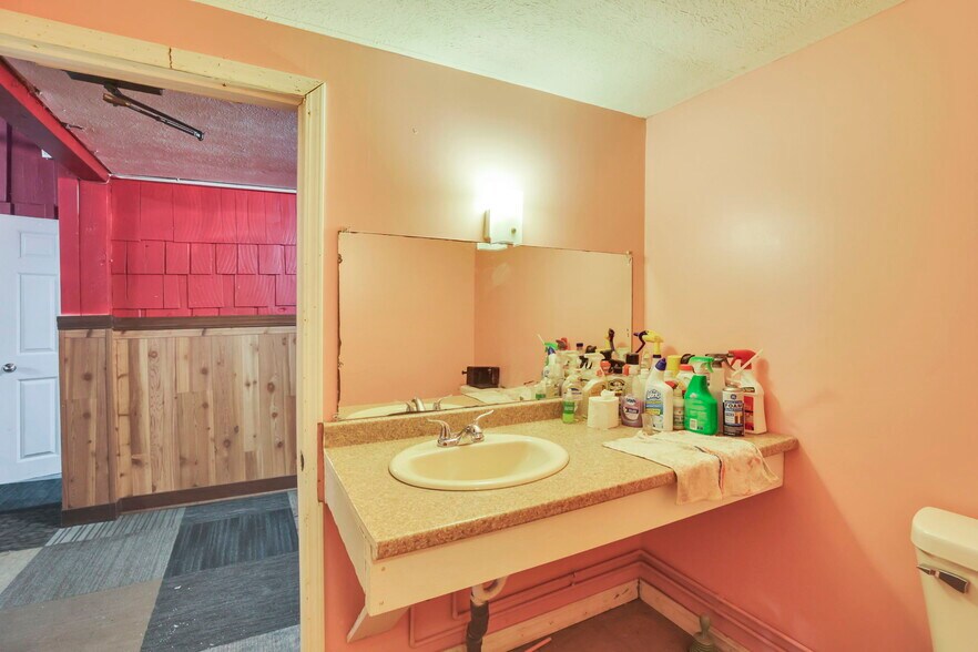 More Photos Of 11472 Broad St SW, Pataskala Bar For Lease