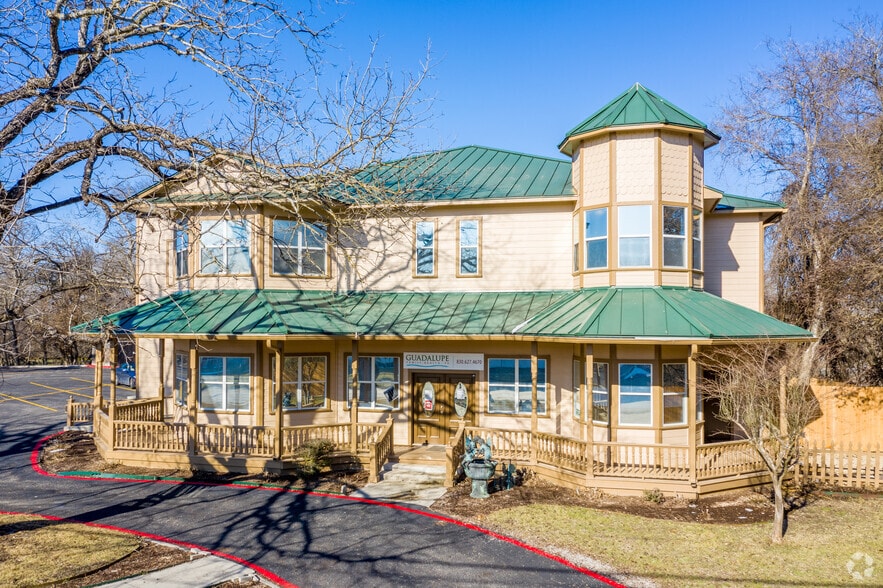 Primary Photo Of 921 Lakeview Blvd, New Braunfels Medical For Lease