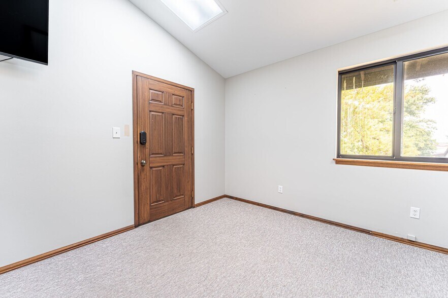 More Photos Of 261 Clarkson Executive Park, Ellisville Office For Sale