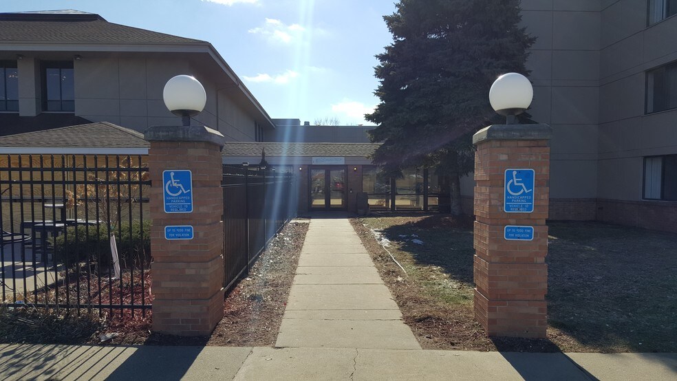 More Photos Of 1244 Canterbury Rd, Shakopee Hotel For Lease