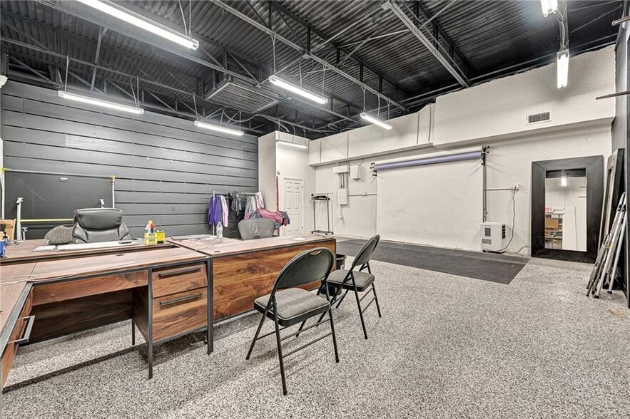 More Photos Of 427 N College Ave, Fayetteville Storefront For Sale