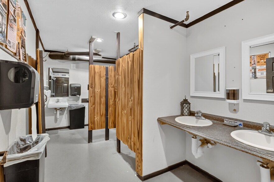 More Photos Of 10-14 W Illiana St, Orlando Warehouse For Sale