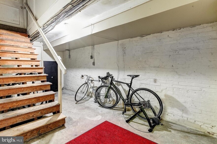 More Photos Of 10 W Madison St, Baltimore Office For Sale