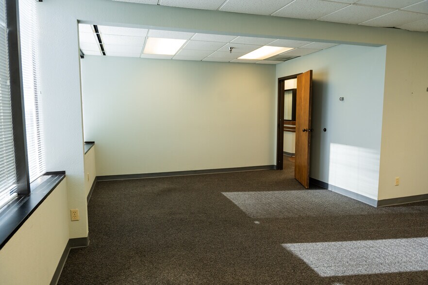 More Photos Of 407 N Cedar Ridge Dr, Duncanville Office Residential For Lease