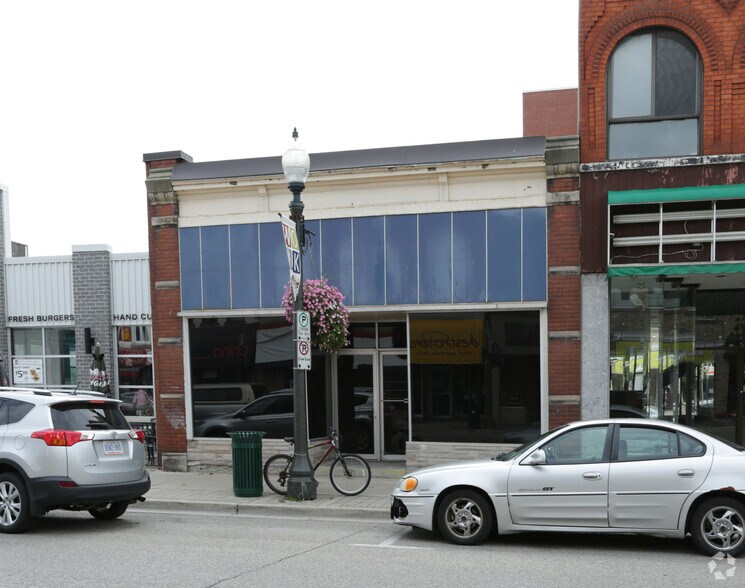 More Photos Of 520 Dundas St, Woodstock Storefront For Sale