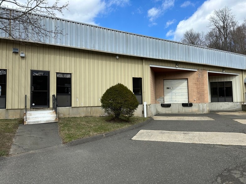 More Photos Of 61 Commerce Rd, Brookfield Warehouse For Lease
