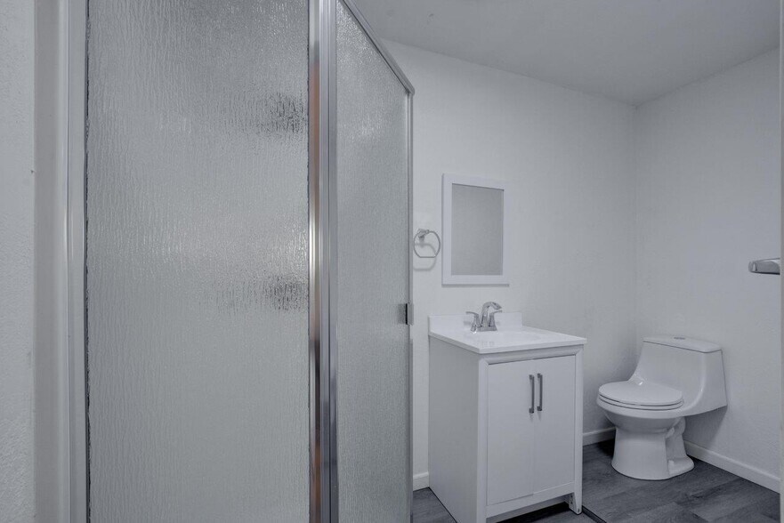 More Photos Of 6804 Agate Rd, White City Flex For Sale