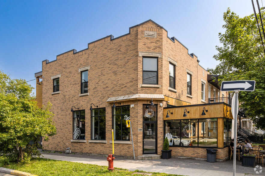 Primary Photo Of 5300 Rue de Verdun, Montréal Fast Food For Sale