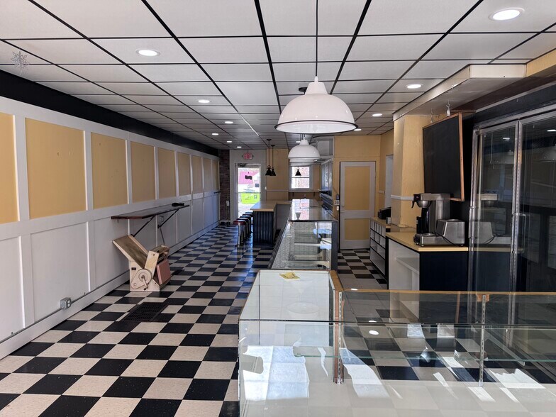 More Photos Of 2610 Lower Huntington Rd, Fort Wayne Storefront Retail Residential For Lease