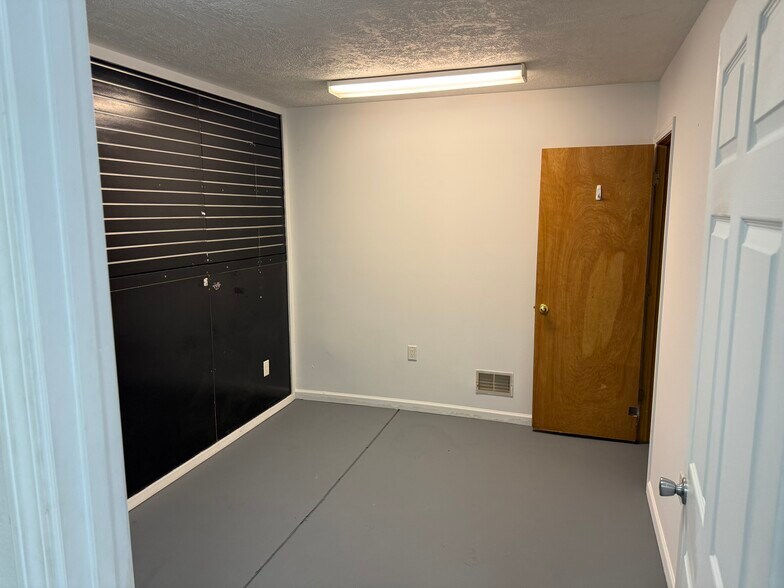 More Photos Of 811 Kim Dr, Mason Warehouse For Lease