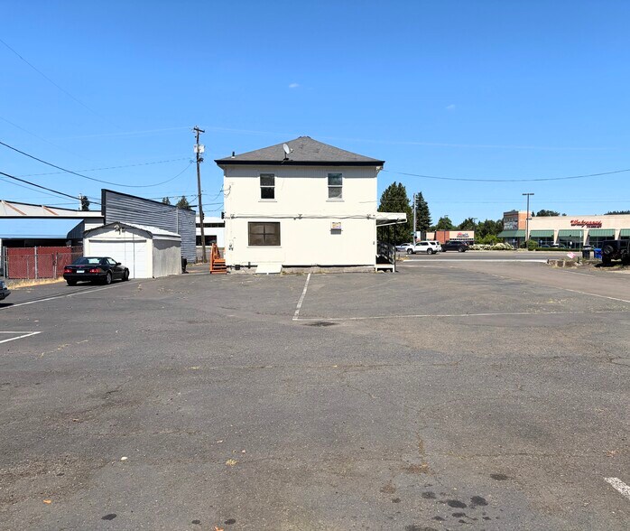 More Photos Of 20105 McLoughlin Blvd, Gladstone Freestanding For Lease