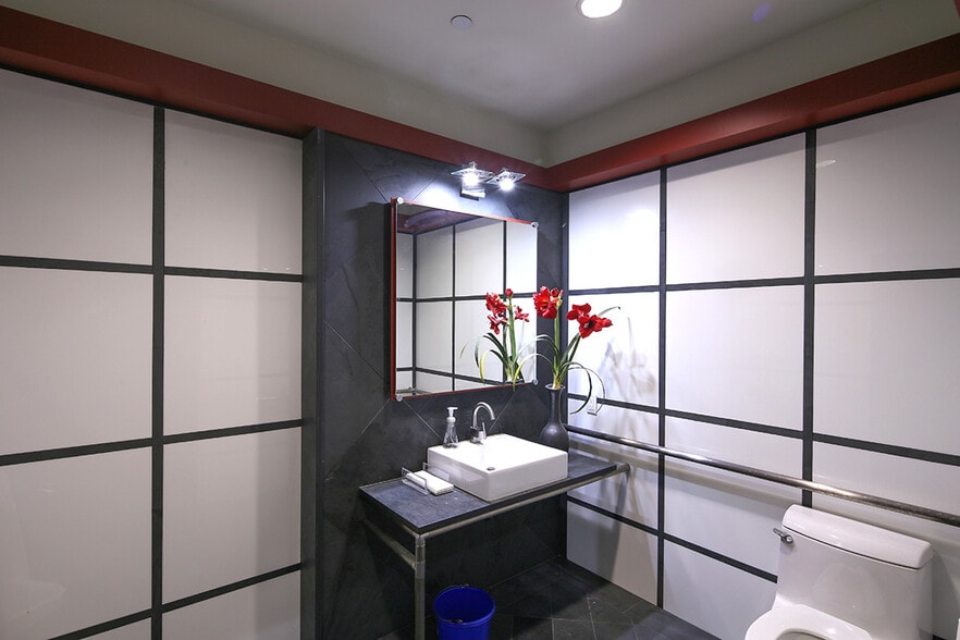 More Photos Of 13946 Ventura Blvd, Van Nuys Office For Lease