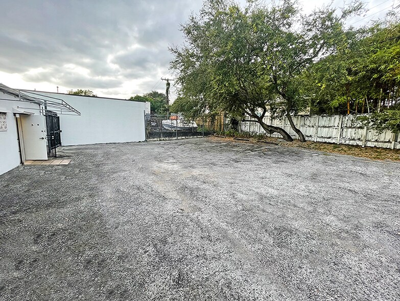 More Photos Of 901 NE 79th St, Miami Office For Lease