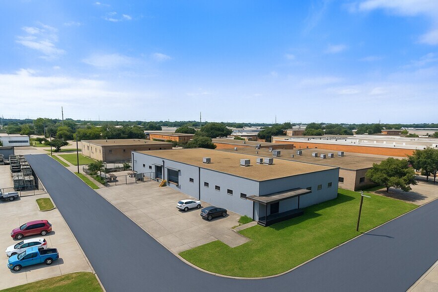 More Photos Of 8901 Directors Row, Dallas Distribution For Lease