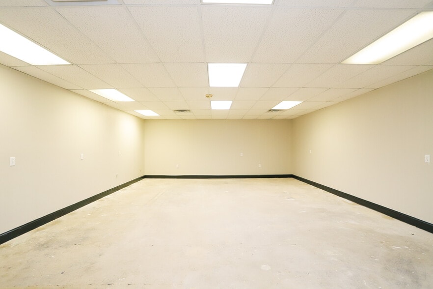 More Photos Of 1301 Fabricon Blvd, Jeffersonville Light Manufacturing For Lease