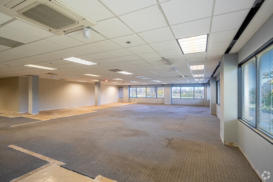More Photos Of 387 Shuman Blvd, Naperville Medical For Lease