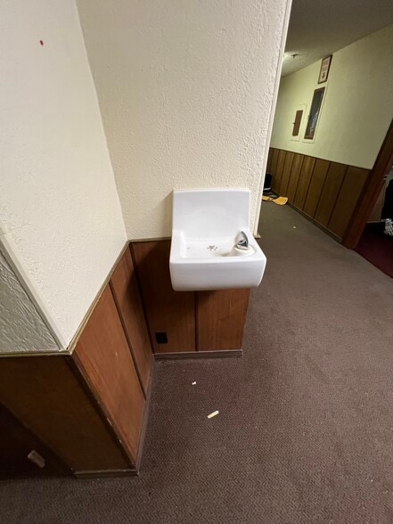 More Photos Of 204 N Alamo Blvd, Marshall Flex For Sale