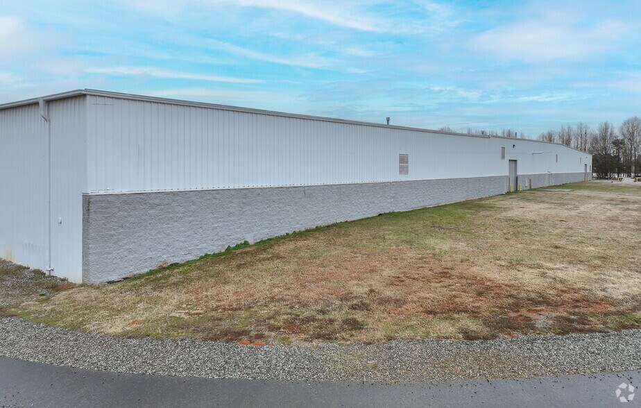 More Photos Of 647 Hargrave Rd, Lexington Warehouse For Lease