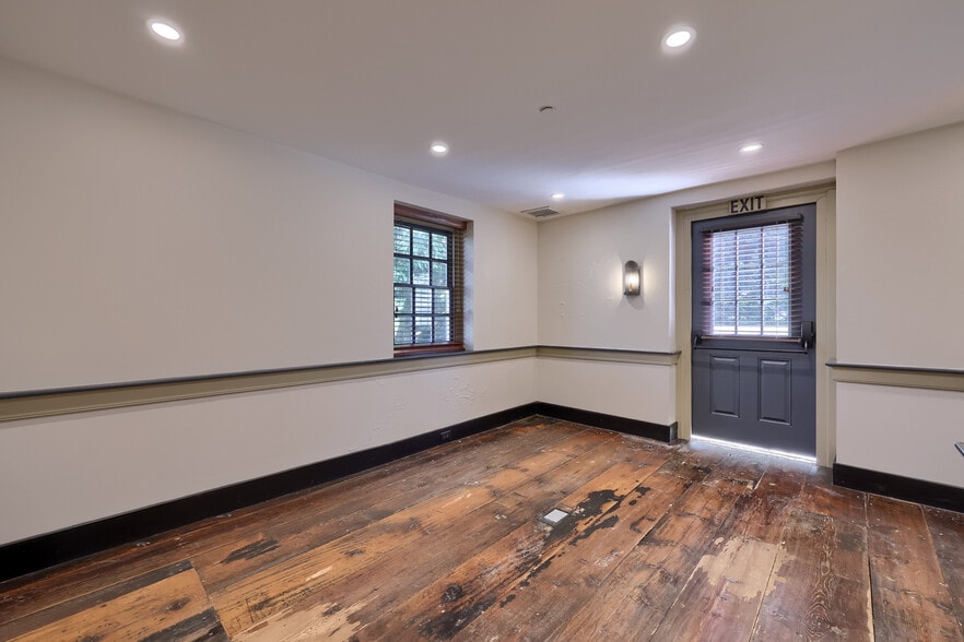 More Photos Of 711 Hartman Station Rd, Lancaster Office Residential For Lease