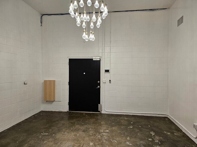 More Photos Of 6878-6880 Beck Ave, North Hollywood Warehouse For Lease