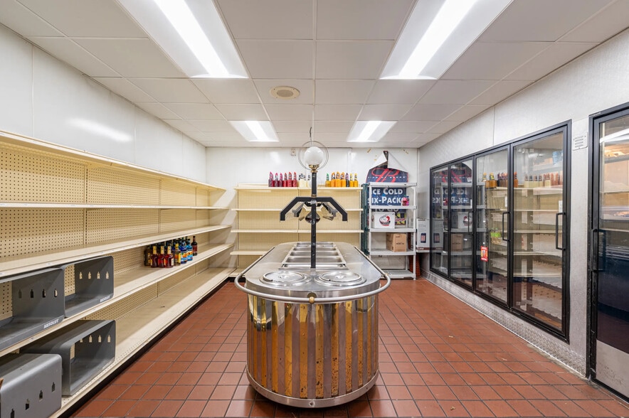 More Photos Of 705 N Hammonds Ferry Rd, Linthicum Heights General Retail For Lease