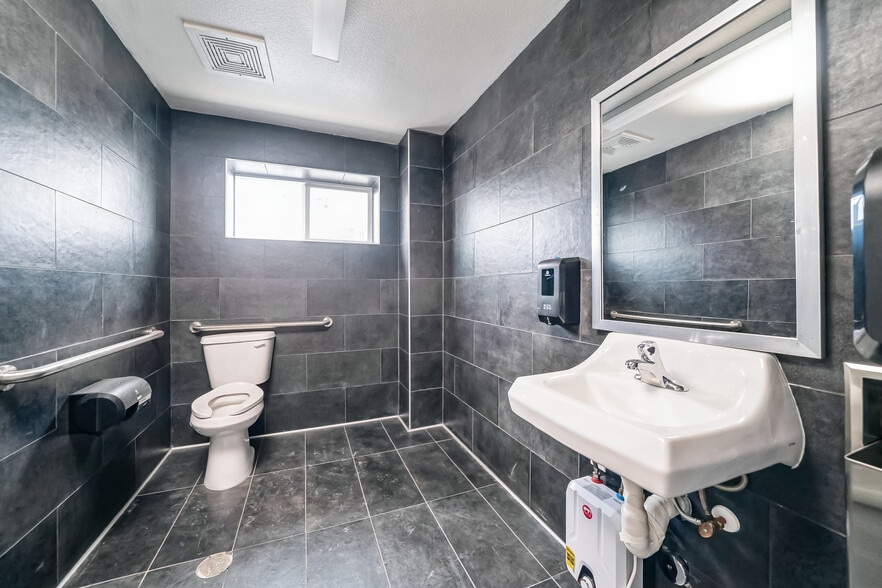 More Photos Of 2330 E Kaviland Ave, Fresno Light Manufacturing For Sale