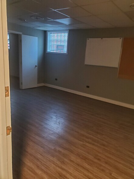 More Photos Of 380 Bennett Dr, Elk Grove Village Warehouse For Lease