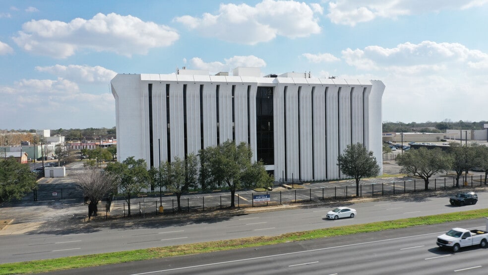 Primary Photo Of 7011 Southwest Fwy, Houston Office For Sale