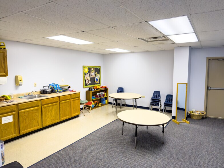 More Photos Of 634 Main St, Forest Park Flex For Sale