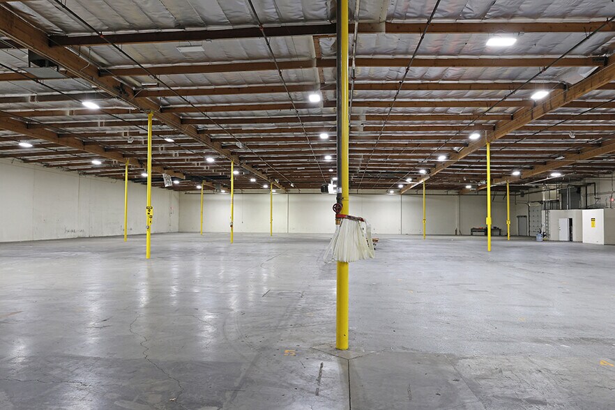 More Photos Of 7050 Valjean Ave, Van Nuys Warehouse For Lease