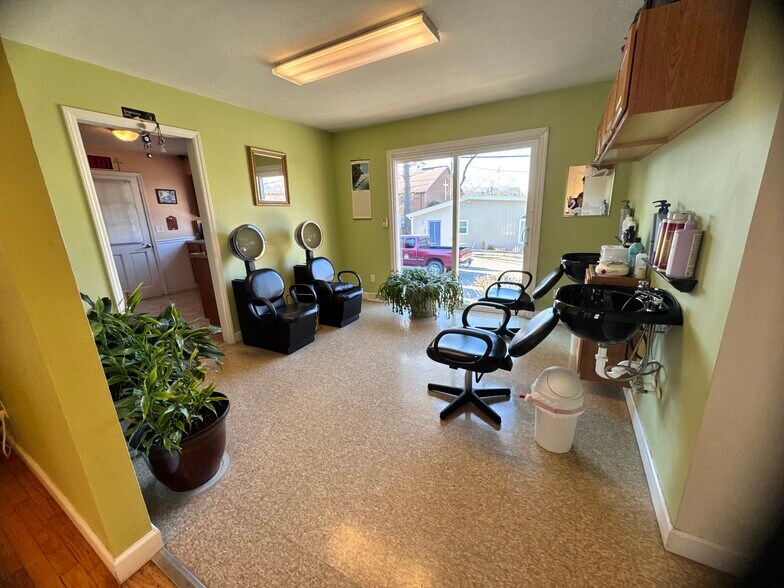 More Photos Of 816 Brooklyn Ave, Hendersonville Storefront Retail Office For Lease