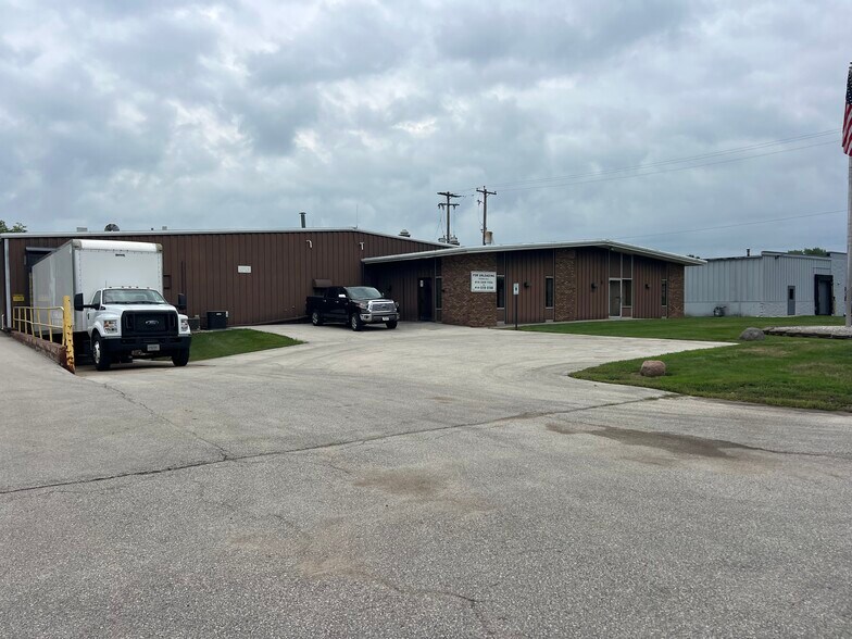 Primary Photo Of 520 Progress Dr, Hartland Distribution For Sale