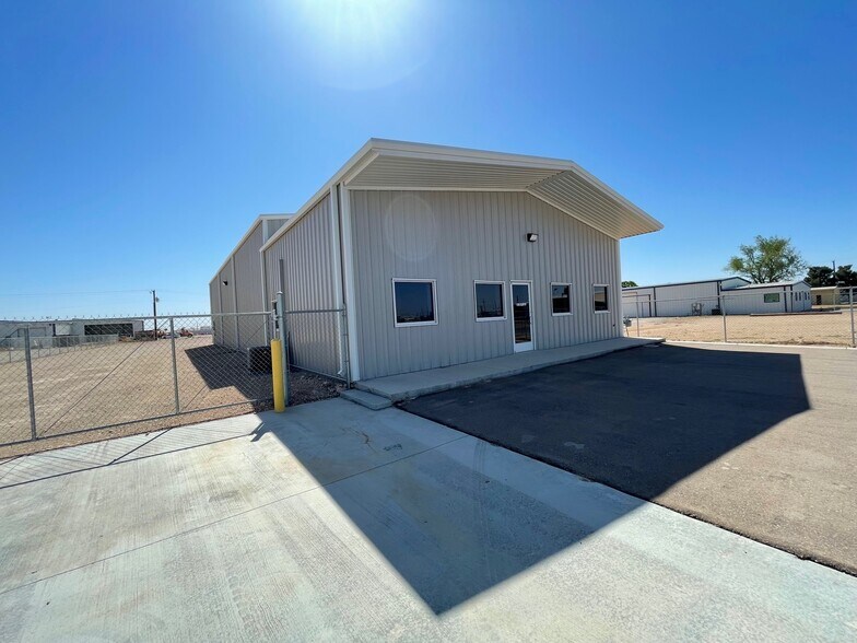 More Photos Of 1505 Elwyn, Midland Industrial For Lease